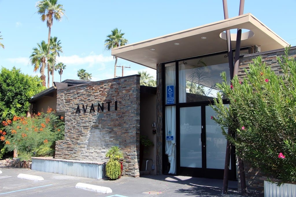 Entrance to the Avanti Hotel