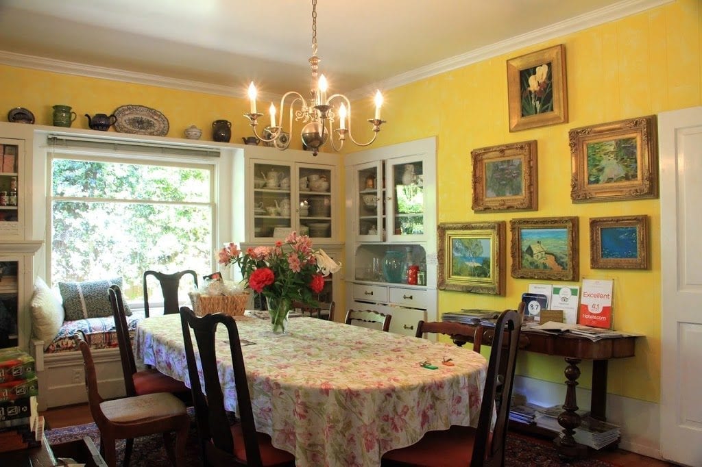 Secret Garden Inn & Cottages Dining Room