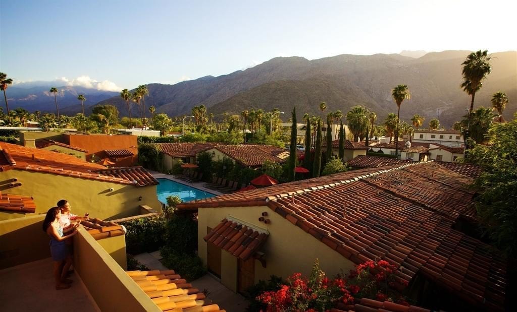 Los Arboles Hotel with a view of the mountains.