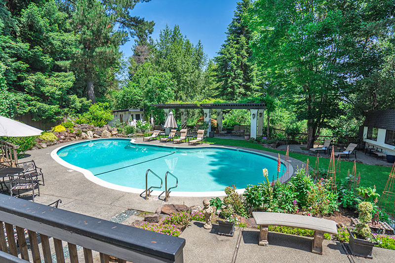 Pool at Candlelight Inn