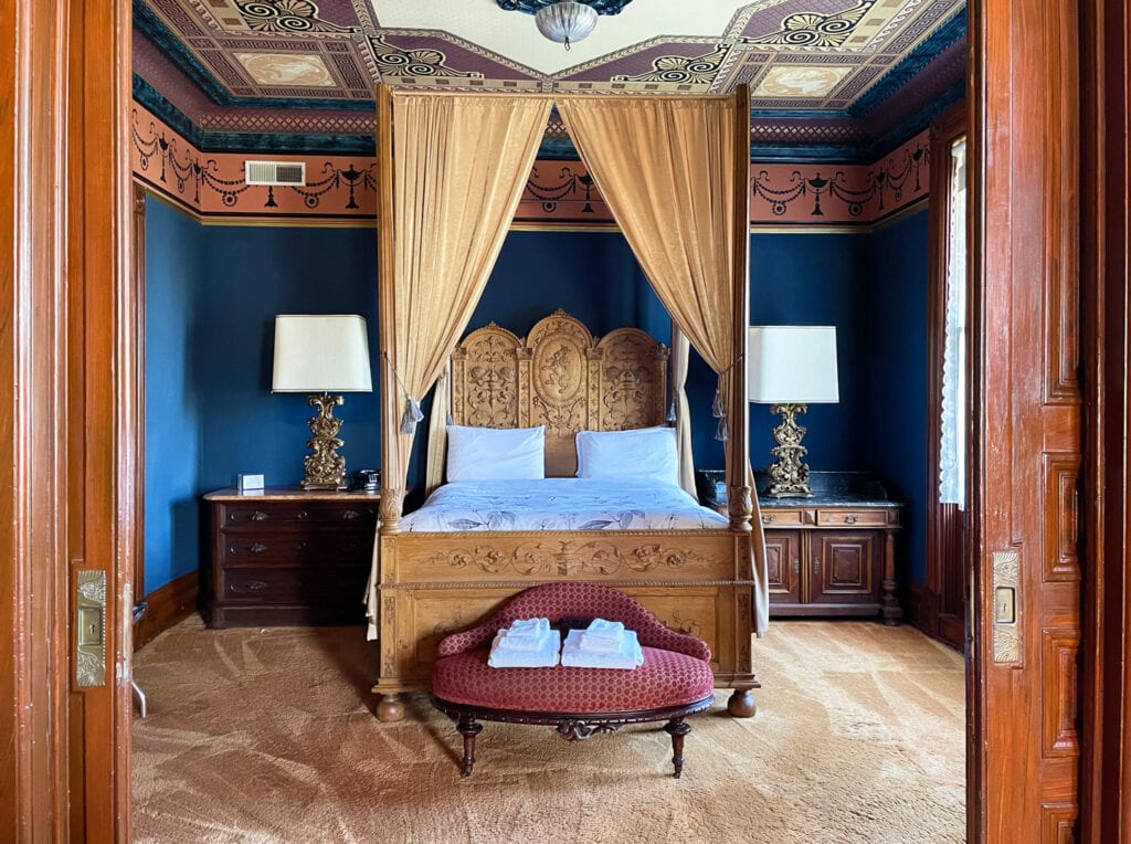 Guest room of the Chateau Tivoli