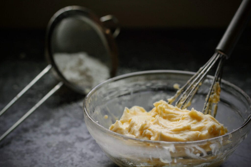 Whisk together mascarpone, vanilla extract, and confectioner’s sugar until smooth. Set aside to use as a topping for the pikelets.