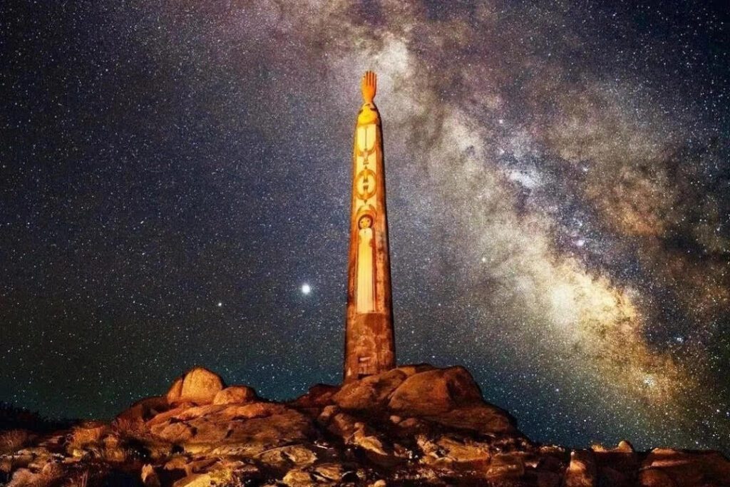 Stars agaisnt the backdrop of Timber Cove Resort's iconic peace totem