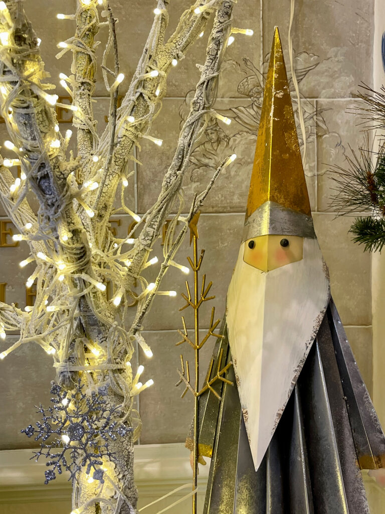 Detail of the holiday decorations at Hotel Cornell de France