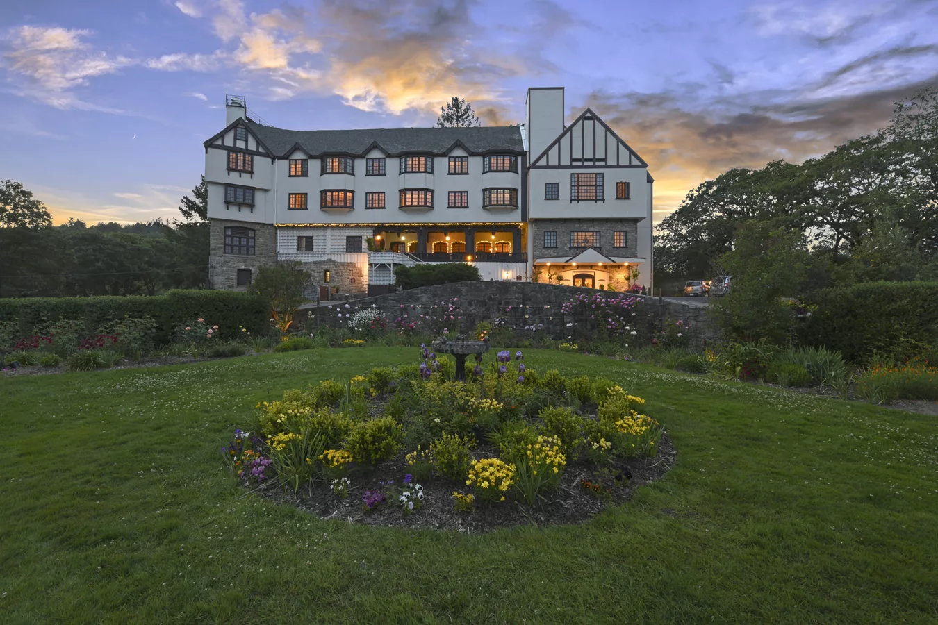 Benbow Historic Inn at dusk
