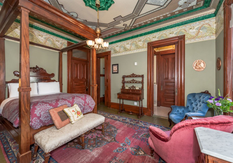 The Enrico Caruso Room at Chateau Tivoli