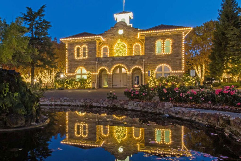 Sonoma Plaza decorated for the holidays