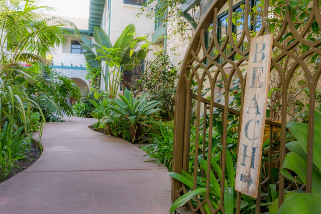 Path to the courtyard garden at 1906 Lodge