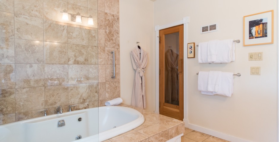 Bath with private sauna in the Spa Suite at MacCallum Suites