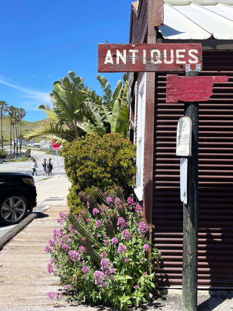 Antique store sign in Caycuos