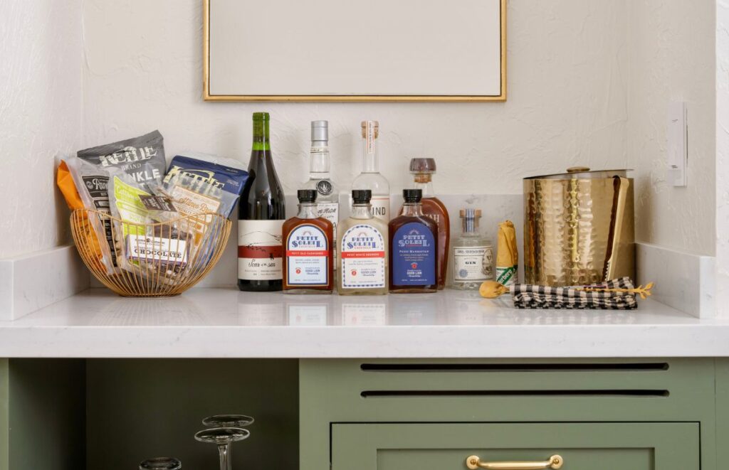 Mini bar in the L’Huere Verte guest room