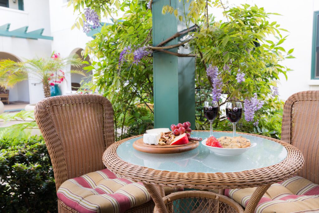 Happy hour overlooking the courtyard at 1906 Lodge