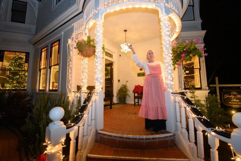 Gosby House Inn decorated for Holiday at the Inns