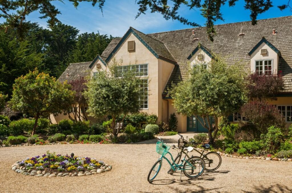 Seal Cove Inn exterior with bicycles in the foreground